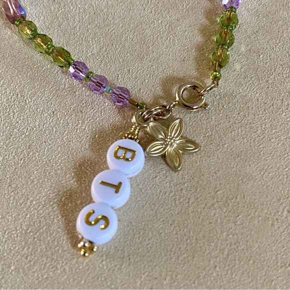 New Handmade Glass Beads BTS Goldtone Charm Bracelet. - Picture 2 of 6